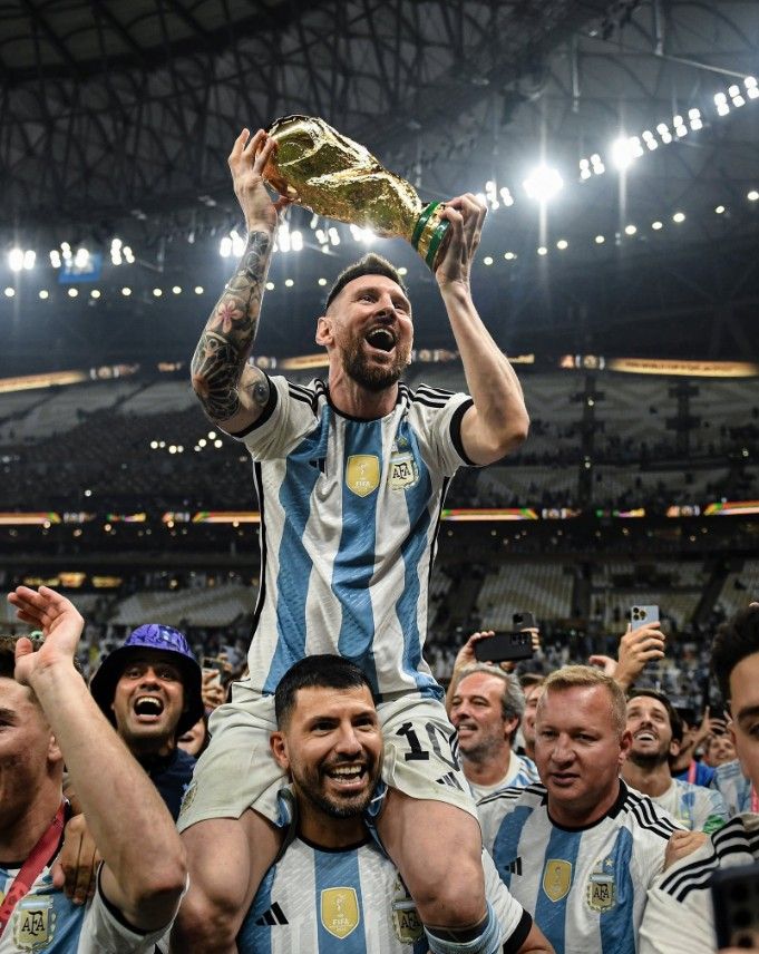 Lionel Messi con la Copa del Mundial de Qatar Argentina Campeón