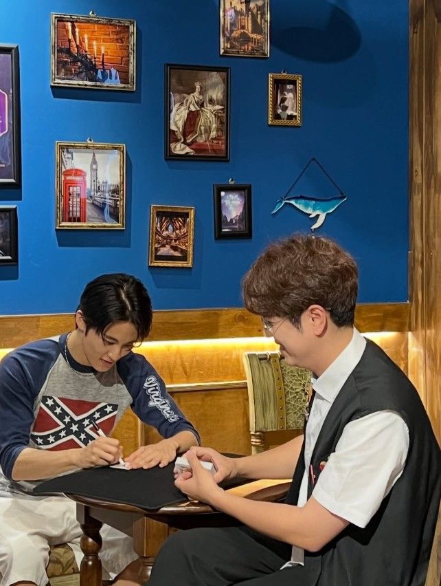 Mark Lee usando la remera con la bandera confederada