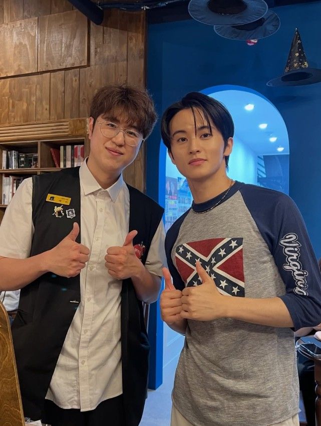 Mark Lee usando la remera con la bandera confederada
