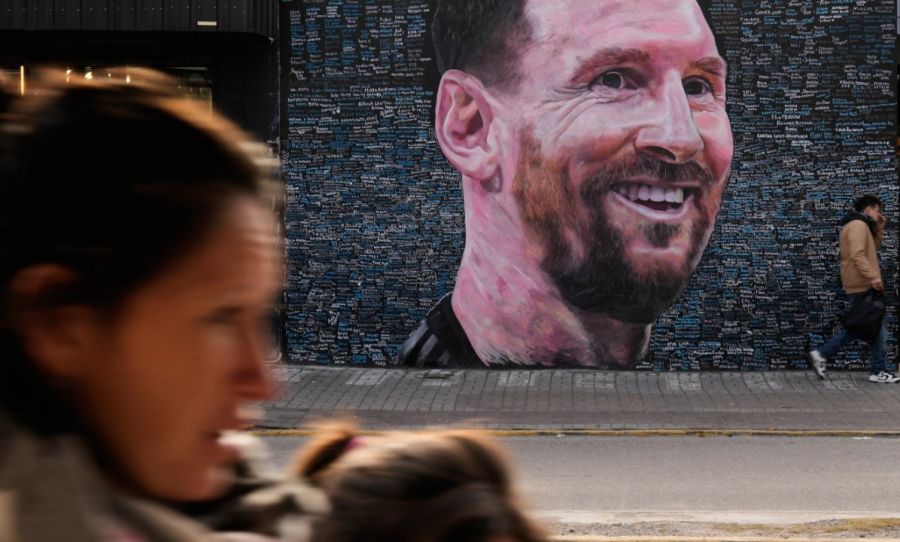 Mural de Lionel Messi, obra del artista Leonel García, en el que figuran los nombres de admiradores escritos por ellos mismos como homenaje al futbolista, en Berazategui