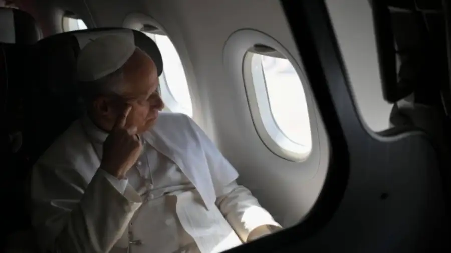 Papa León XIV viajando en avión 24062026