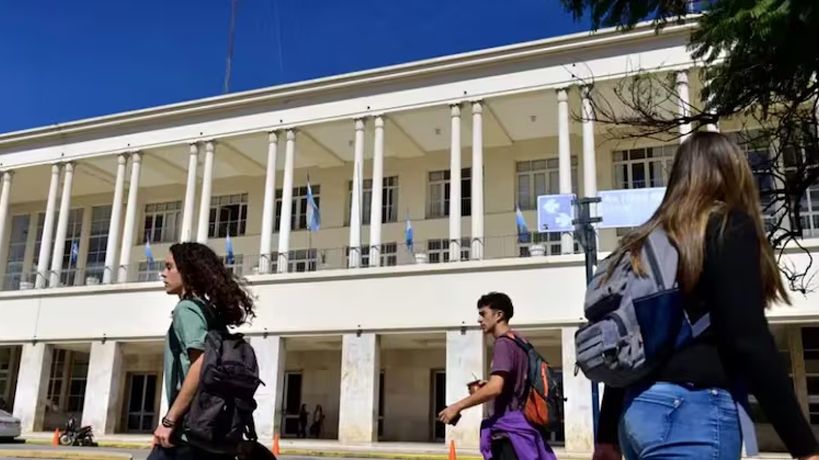 Alumnos frente al Pabellón Argentina