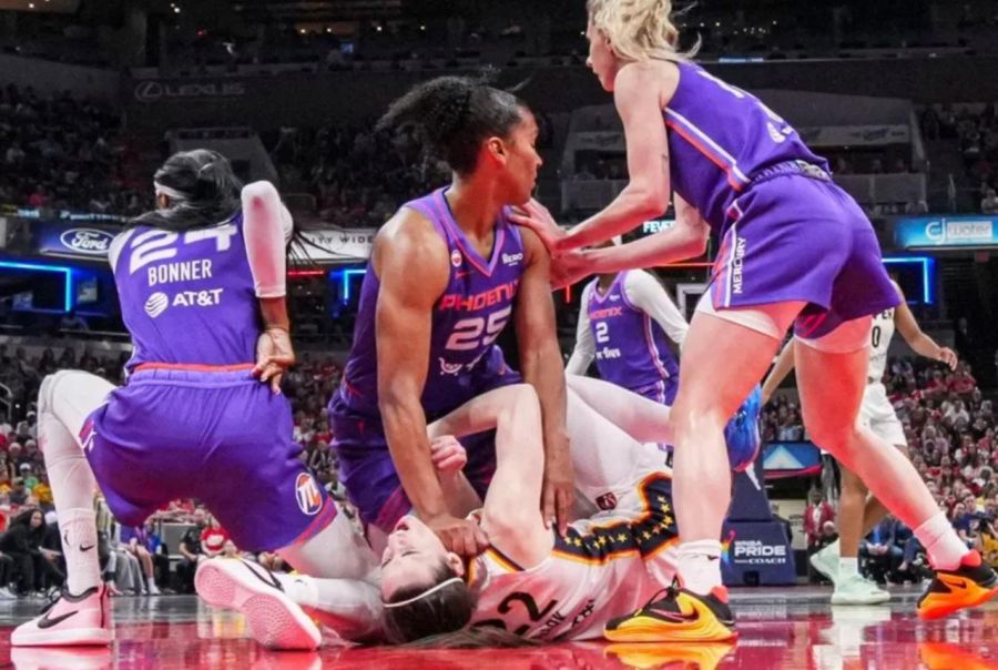 Alyssa Thomas golpeó el puño en la garganta de Caitlin Thomas