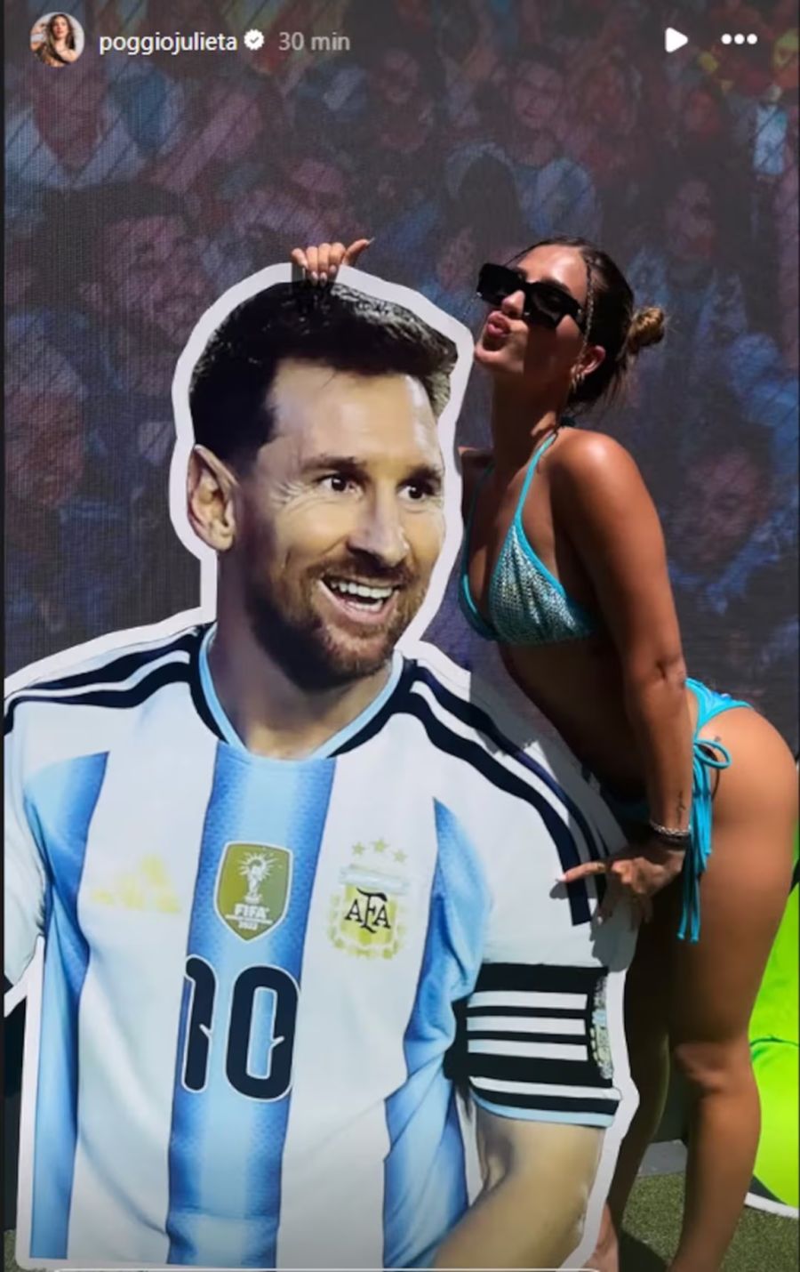 Juli Poggio abrazada a una imagen de Lionel Messi