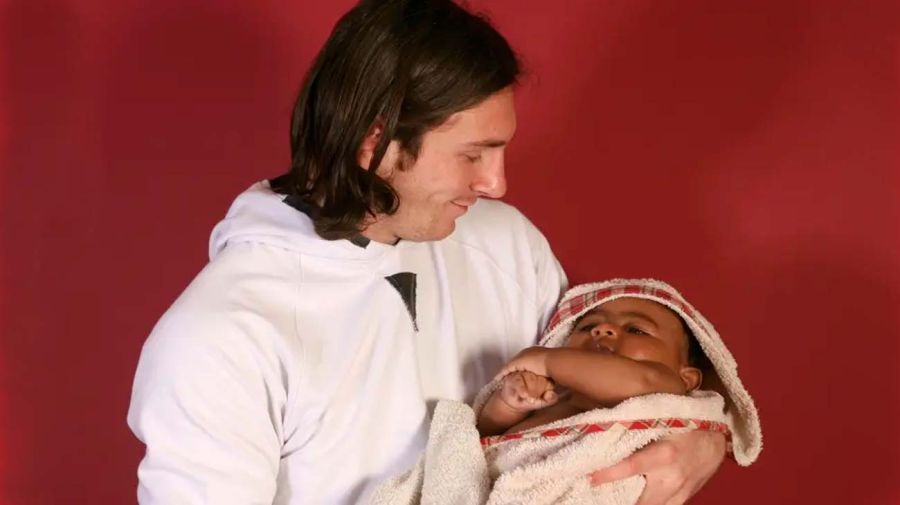Messi bañando a Lamine Yamal 25062026