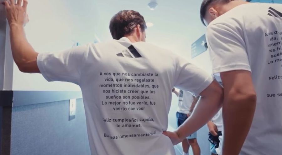 Regalo de los jugadores de la Selección a Lionel Messi