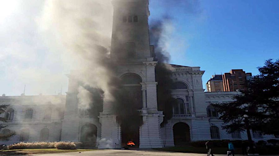 Militantes del MTE, prendieron fuego la municipalidad de La Plata 26062026