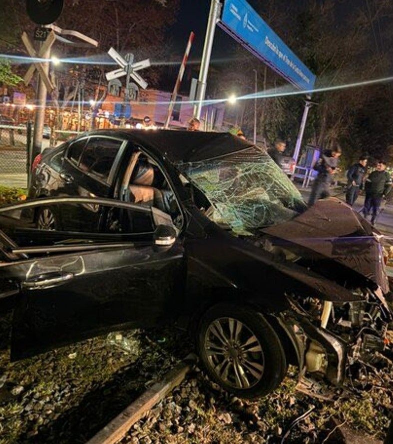 El auto de Ernestina Pais chocado por un tren 