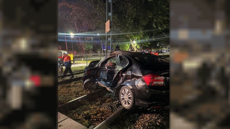 El auto de Ernestina Pais, destrozado en las vías.