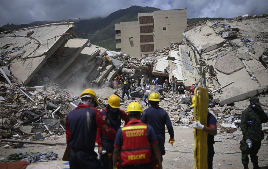Equipos de rescate, bomberos y voluntarios buscan a las víctimas de los dos terremotos en Caraballeda, estado de La Guaira