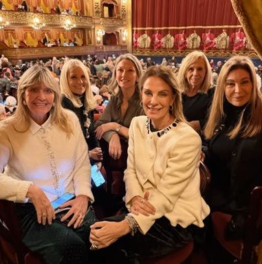 Nequi Galotti junto a sus amigas en el teatro Colón