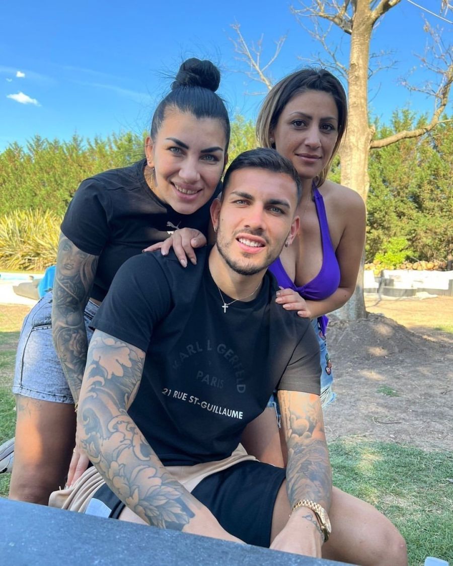 Leandro Paredes junto a sus hermanas