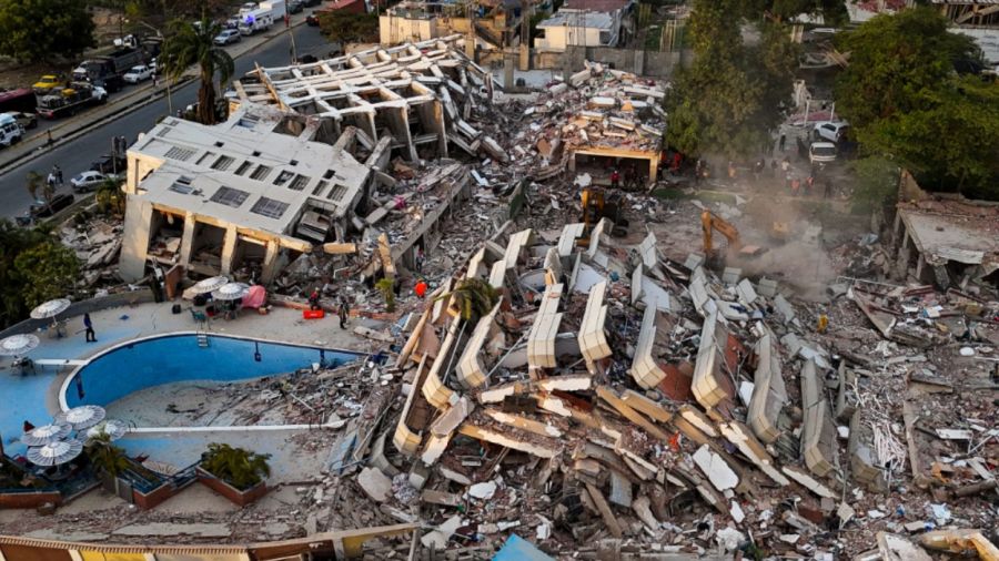 vista aérea muestra los edificios destruidos tras los dos terremotos que sacudieron Caraballeda, en el estado de La Guaira, Venezuela, el 29 de junio de 2026