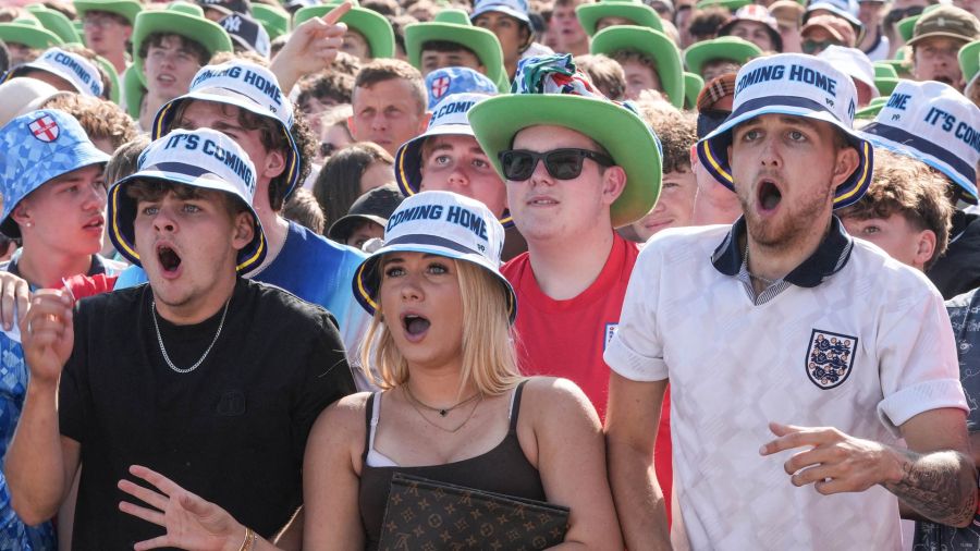 Fotogaleria Aficionados ingleses reaccionan mientras ven el partido de dieciseisavos de final del Mundial de 2026 entre Inglaterra y la República Democrática del Congo, en el 4TheFans Fan Park en Brighton, al sur de Inglaterra