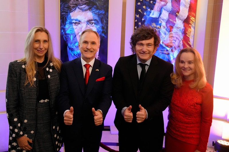 Javier y Karina Milei con el embajador Peter Lamelas y su esposa
