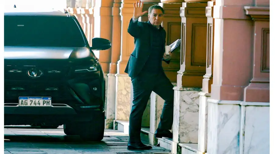 Diego Santilli recibe a Martín Menem en la explanada de Casa Rosada