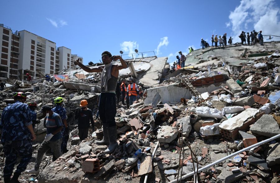 mientras los equipos de rescate y los voluntarios trabajan en el lugar donde se derrumbó un edificio en Caraballeda, estado de La Guaira, Venezuela