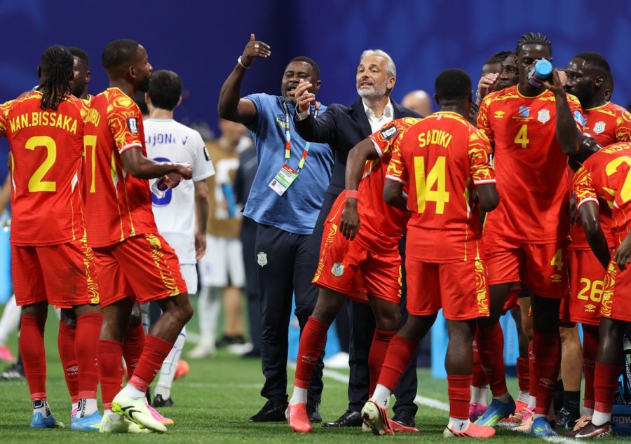 Sébastien Desabre, entrenador de la República Democrática del Congo, habla con sus jugadores
