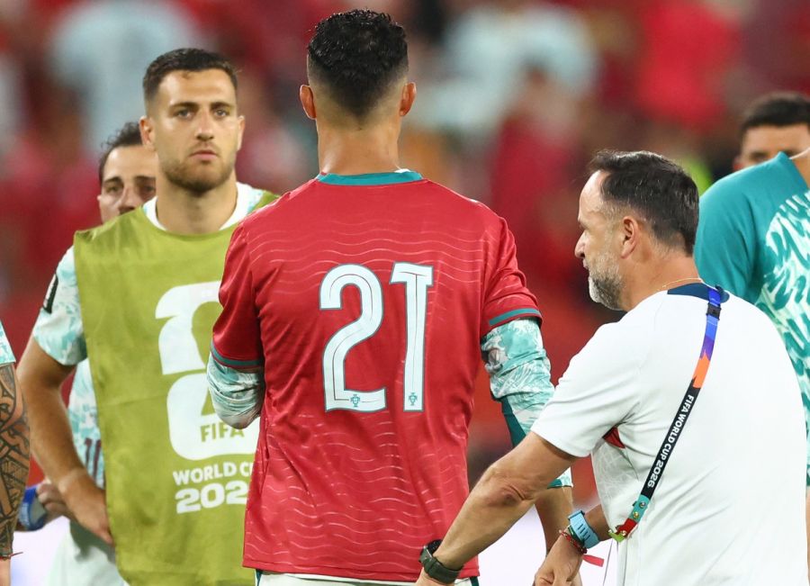 Cristiano Ronaldo usando la camiseta de Diogo Jota