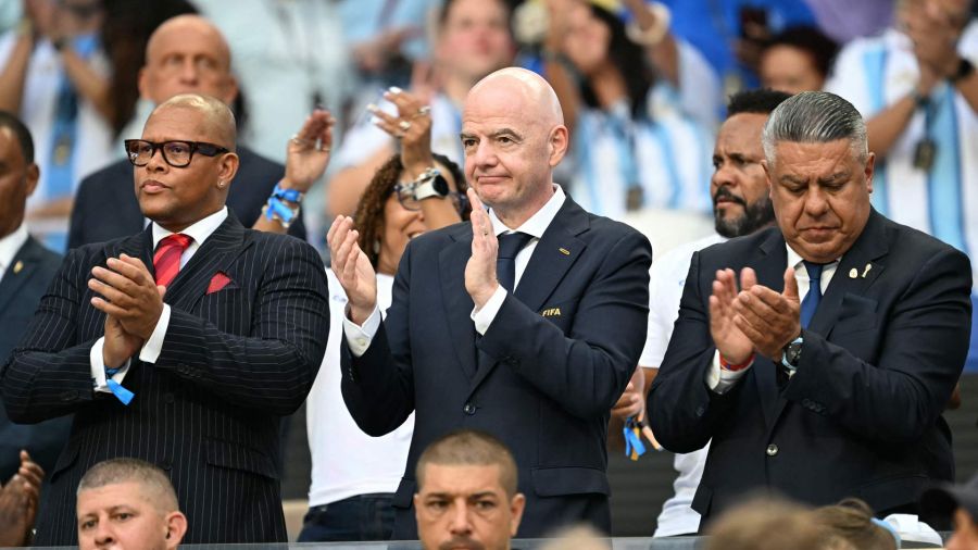 Fotogaleria El ministro de Cultura, Industrias Creativas, Juventud y Deporte de Cabo Verde, Antonio Augusto Sequeira Duarte, el presidente de la FIFA, Gianni Infantino, y el presidente de la Asociación del Fútbol Argentino, Claudio Tapia