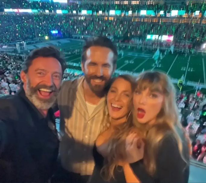 Ryan Reynolds y Hugh Jackman junto a Taylor Swift y Blake Lively en un partido de los Chiefs