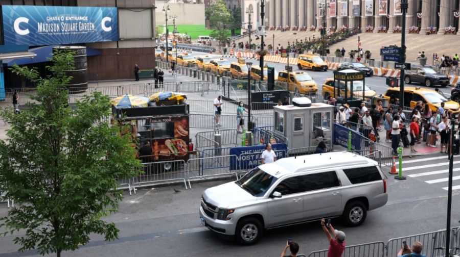 Un SUV plateado, que transporta a la cantautora estadounidense Taylor Swift, llega a las afueras del Madison Square Garden