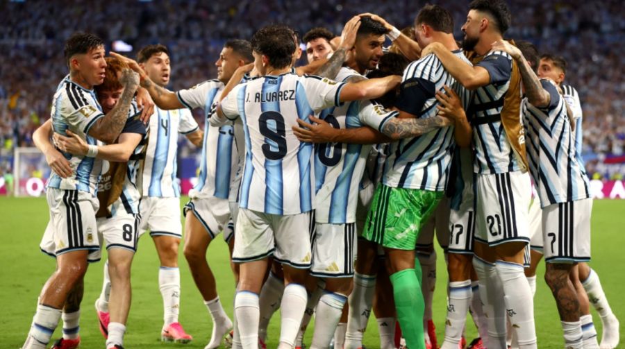 Cristian Romero, número 13 de Argentina, celebra con sus compañeros