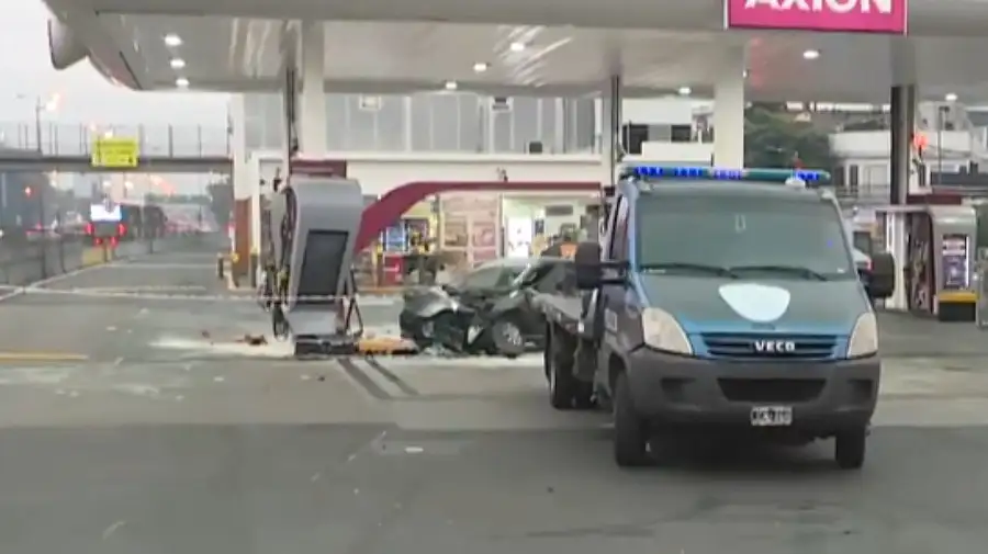 General Paz: auto chocó contra una estación de servicio 04072026