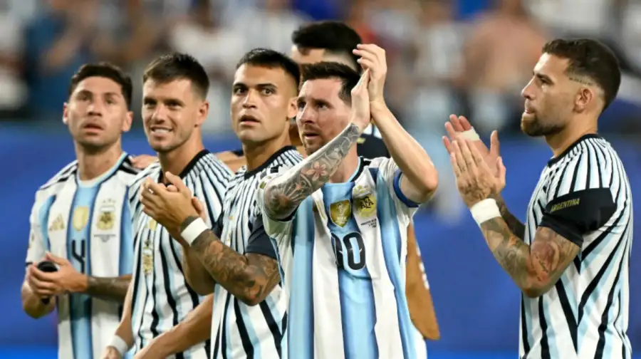 Lionel Messi, celebra junto a sus compañeros de equipo tras ganar el partido de la ronda de 32 del Mundial de 2026 entre Argentina y Cabo Verde