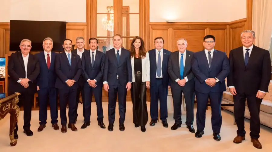 Santilli hizo gala de los vínculos que tejió con las provincias. La escena fue la postal de su juramento, pero el PRO ya le mandó un mensaje y los “gobernas” también.