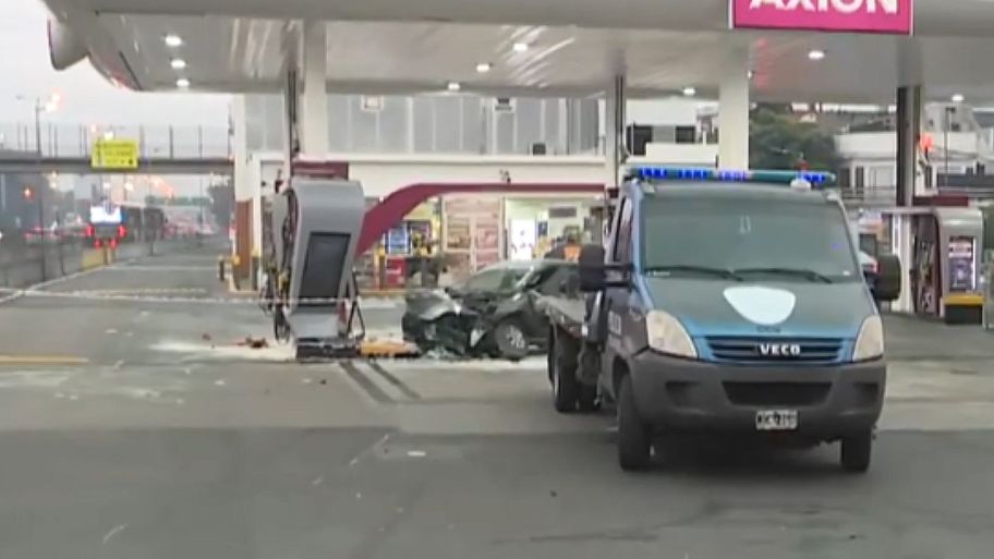 Grave accidente en la General Paz: un auto impactó contra una estación de  servicio y se prendió fuego | Perfil