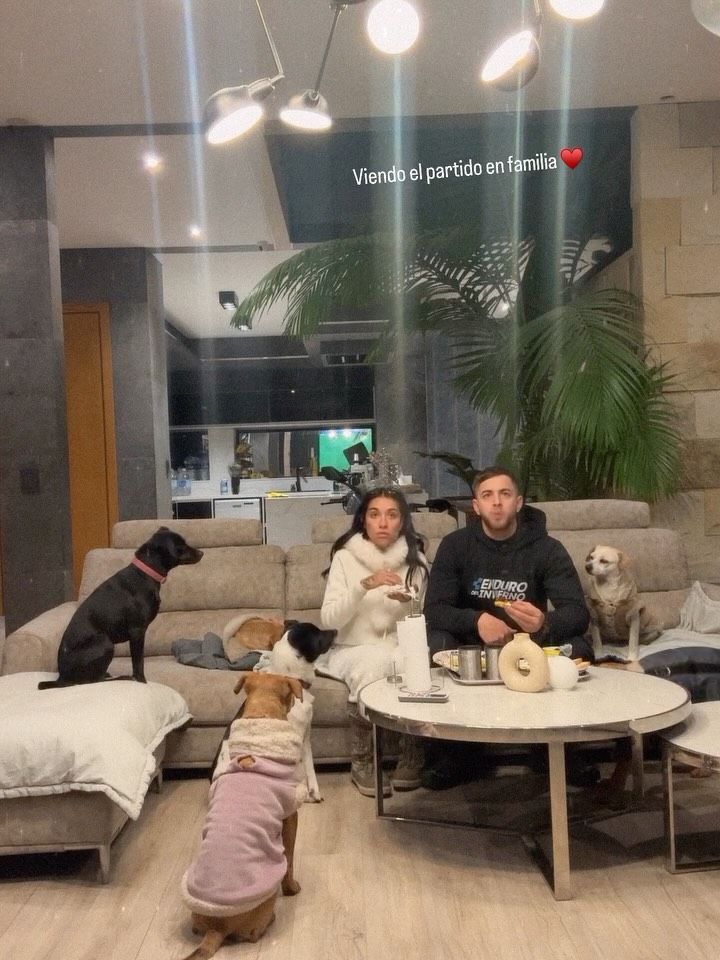 Así es el living de María Becerra