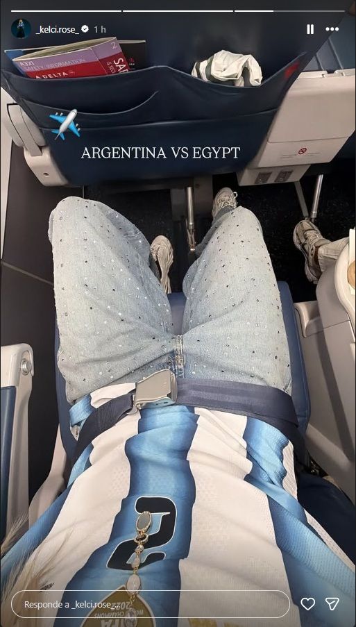 El look albiceleste de Kelci Rose Bowers en pleno vuelo
