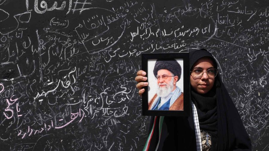 Fotogaleria Una mujer sostiene un retrato del ayatolá Ali Khamenei, líder supremo asesinado de Irán, mientras rinde homenaje en la Gran Mosalla, donde los dolientes se reunieron para orar en el segundo día de las ceremonias fúnebres en Teherán