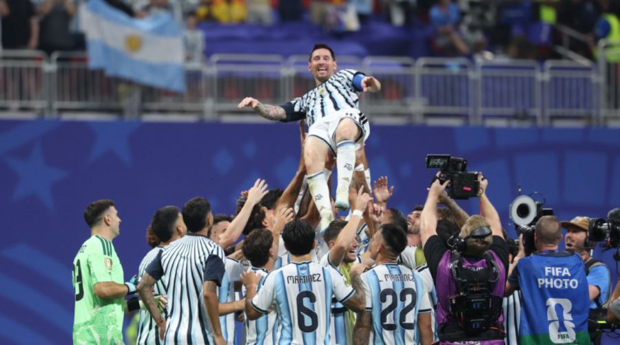 Lionel Messi, es levantado por sus compañeros de equipo mientras celebran la victoria en el partido de octavos de final del Mundial de 2026 entre Argentina y Egipto