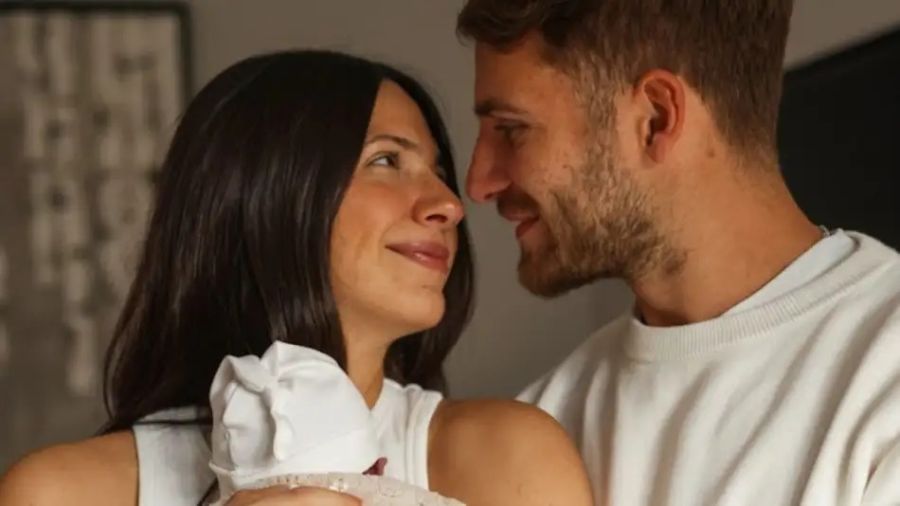 Ailén Cova y Alexis Mac Allister junto a su hija Alaia