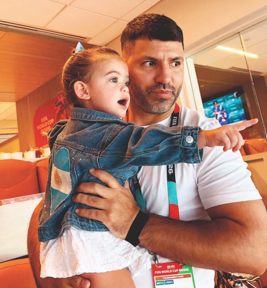 Kun Aguero y Sofía Calzetti con Olivia