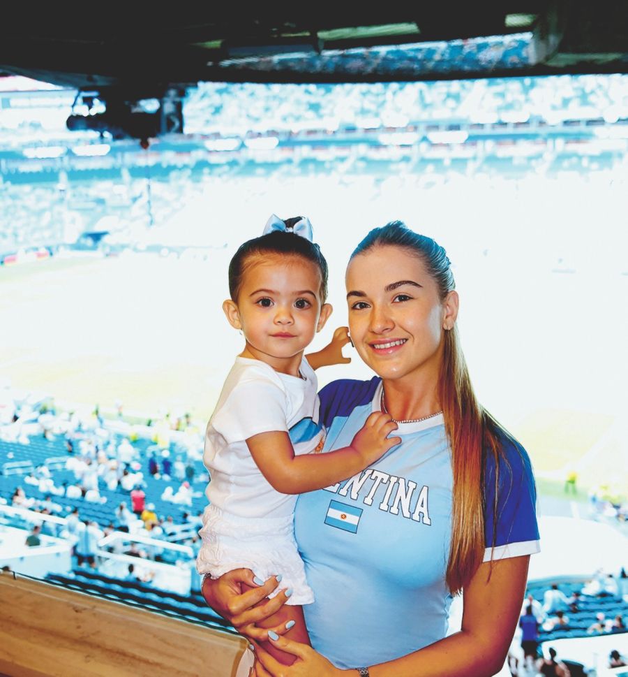 Kun Aguero y Sofía Calzetti con Olivia