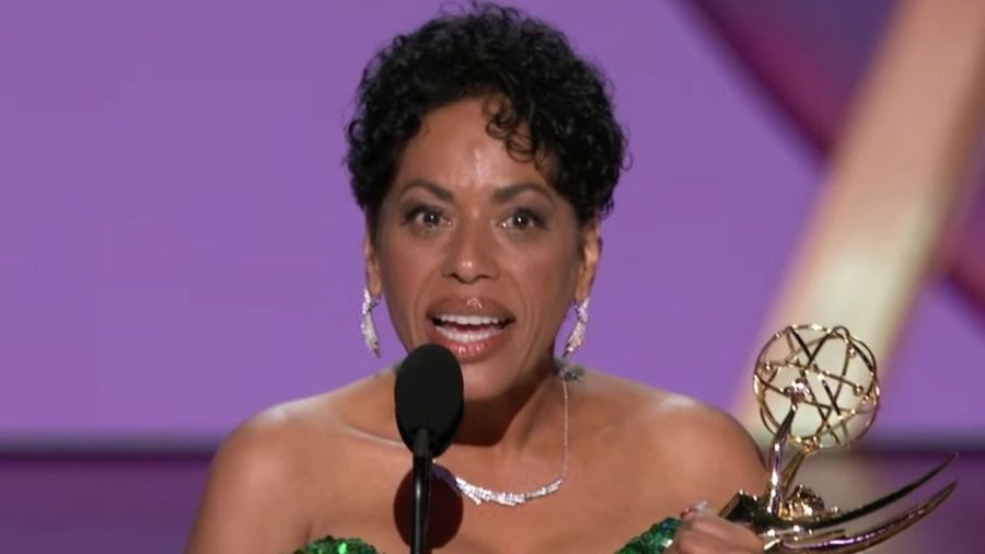 Liza Colón-Zayas cuando ganó el Emmy