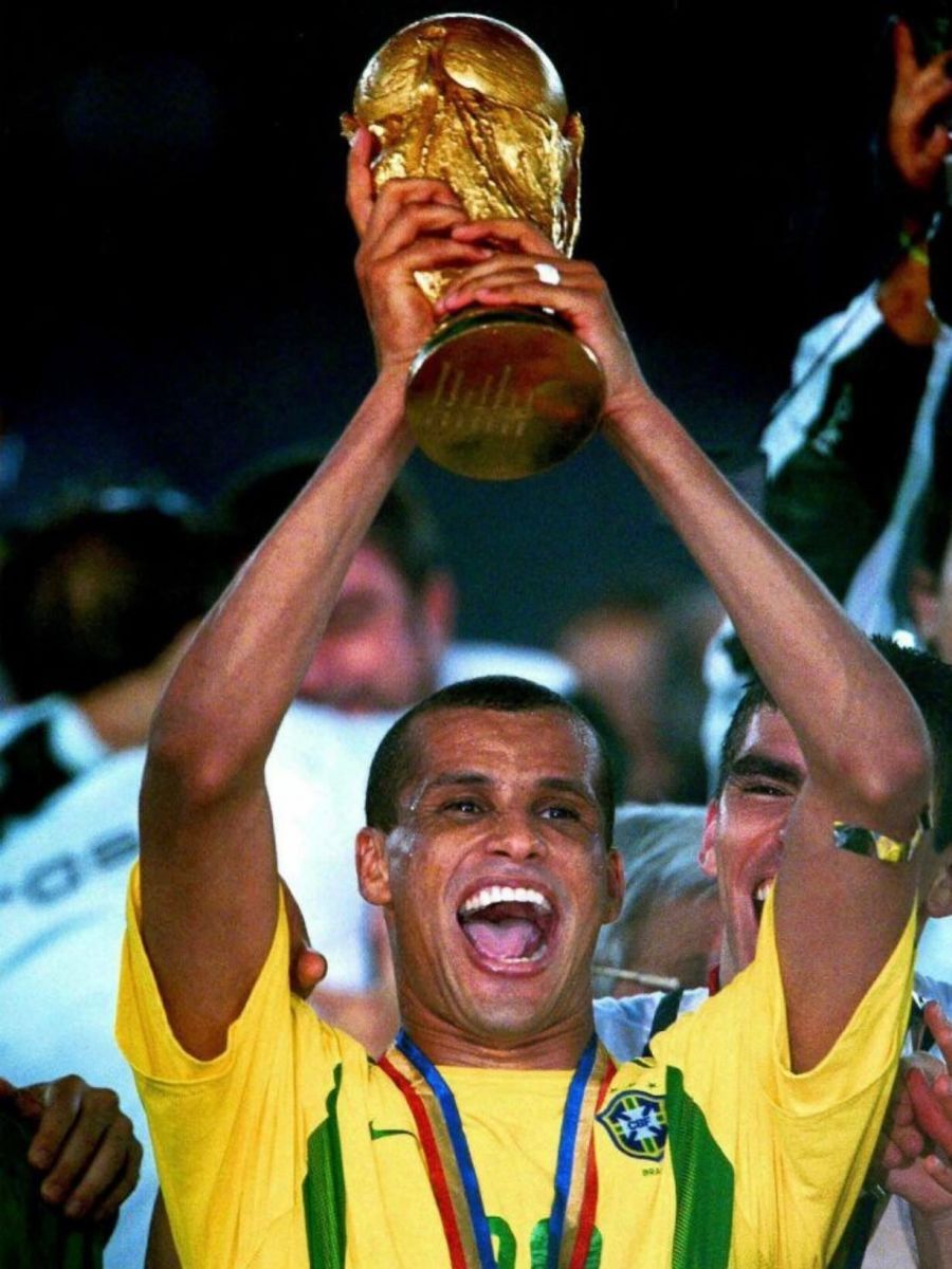 Rivaldo con la Copa del Mundo