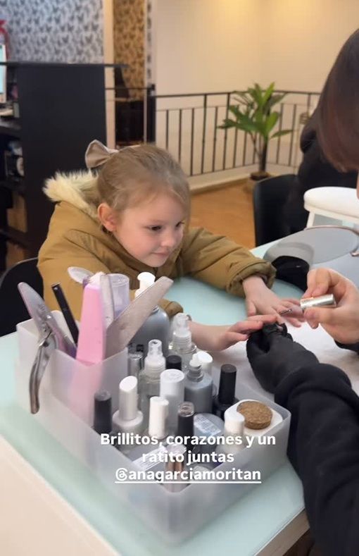 Anita García Moritán pintándose las uñas con Barbie Simons