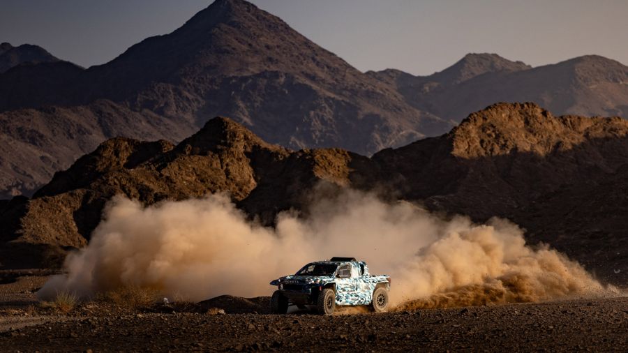 Cómo es la Toyota Hilux eléctrica que competirá en el Dakar 2027  