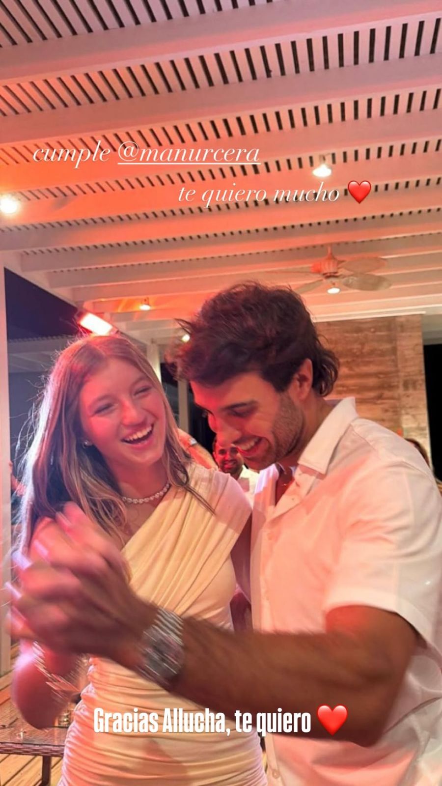 El saludo de Allegra Cubero a Manu Urcera 