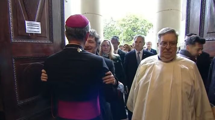 El saludo de Milei con García Cuerva, al llegar a la Catedral.
