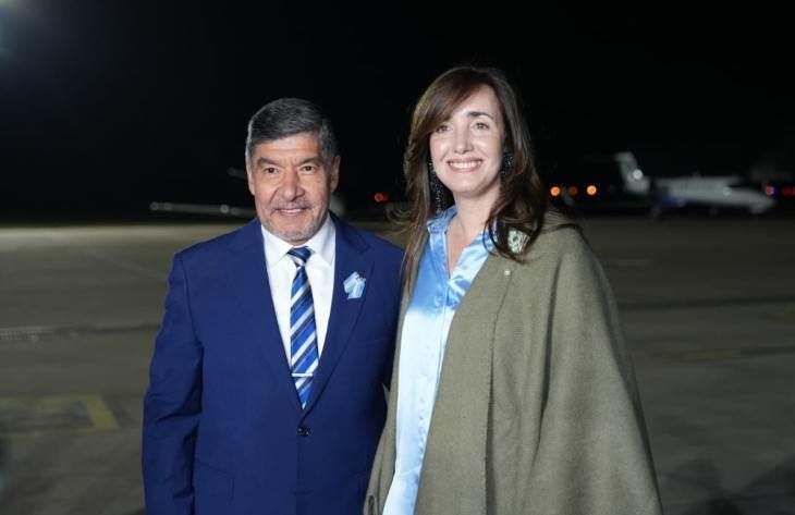 Victoria Villarruel con el vicegobernador de Tucumán, Miguel Acevedo, en el aeropuerto