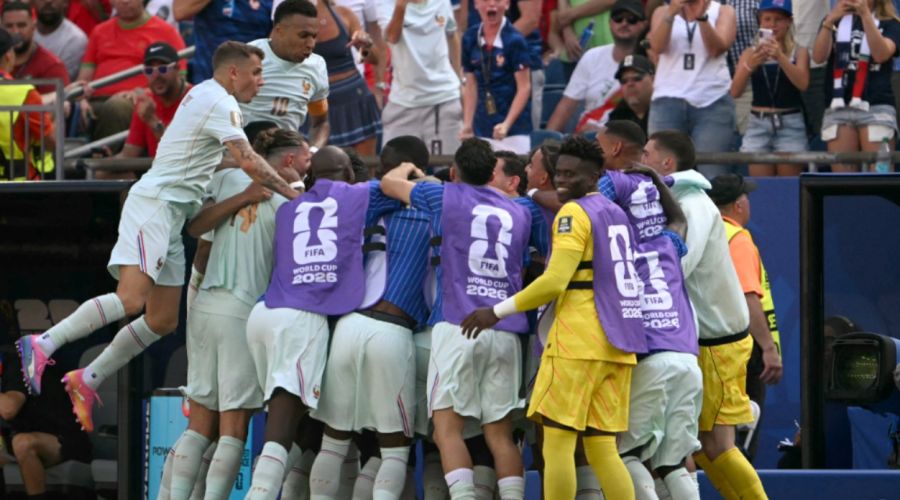 Los jugadores de Francia celebran que el delantero n.º 07, Ousmane Dembélé, anote el segundo gol de su equipo durante el partido de cuartos de final del Mundial de fútbol de 2026 entre Francia y Marruecos