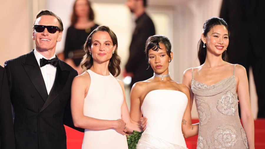 Michael Fassbender, Alicia Vikander, Taylor Russell y Hoyeon Jung