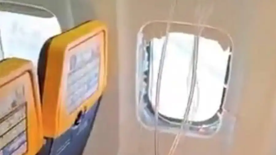 Una ventanilla se desprendió en pleno vuelo 10072027