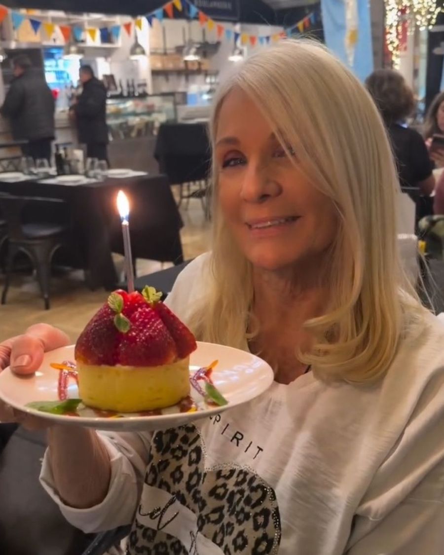 El look effortless de Evelyn Scheidl para festejar su cumpleaños