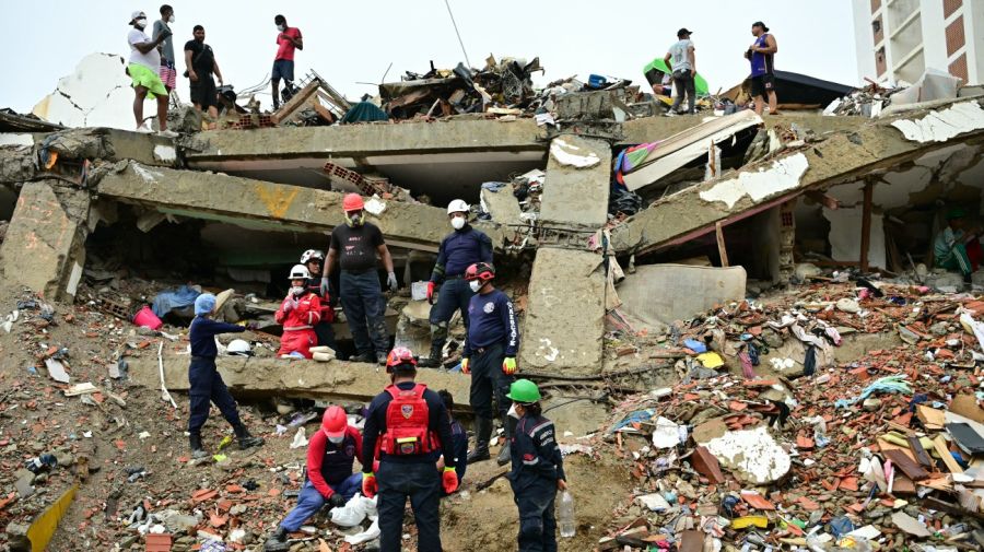 Los equipos de rescate buscan entre los escombros de un edificio derrumbado en Caraballeda, estado de La Guaira, Venezuela, el 11 de julio de 2026
